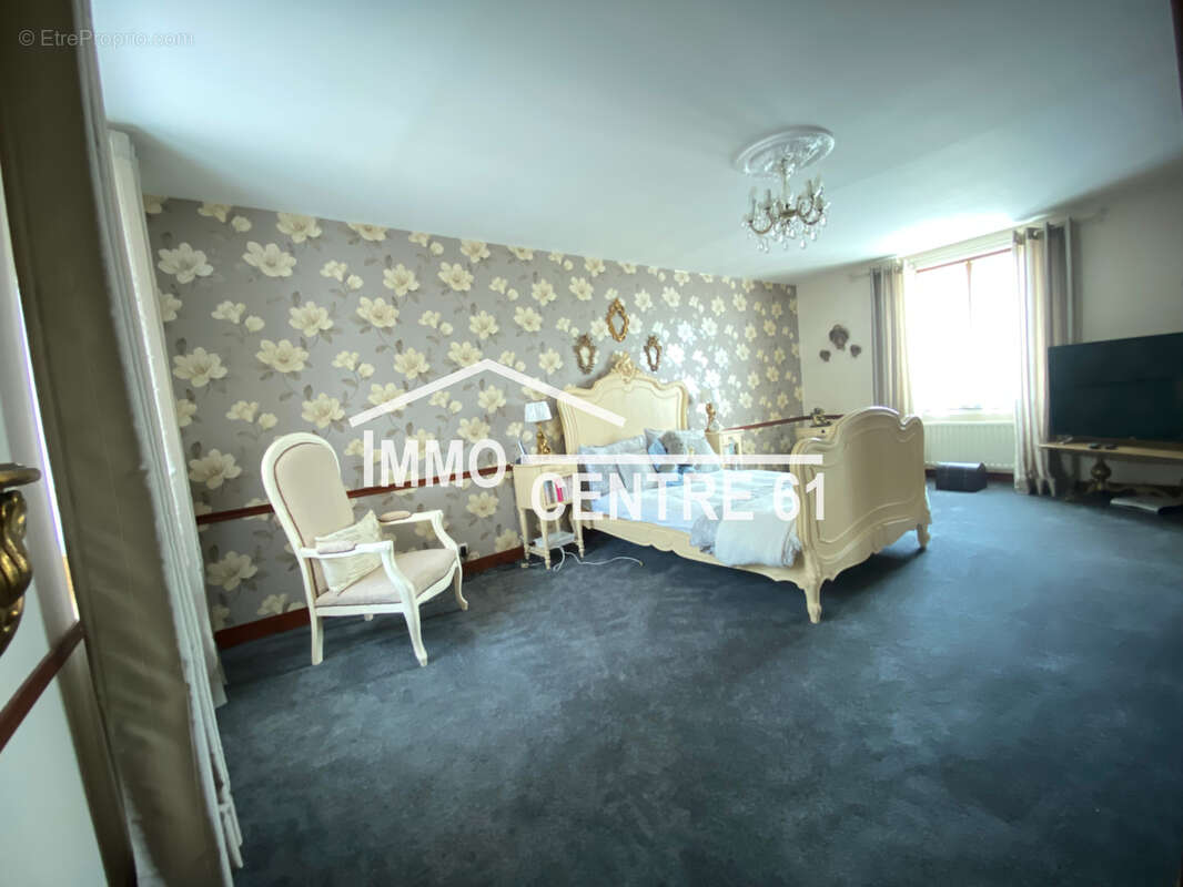 Maison à LASSAY-LES-CHATEAUX