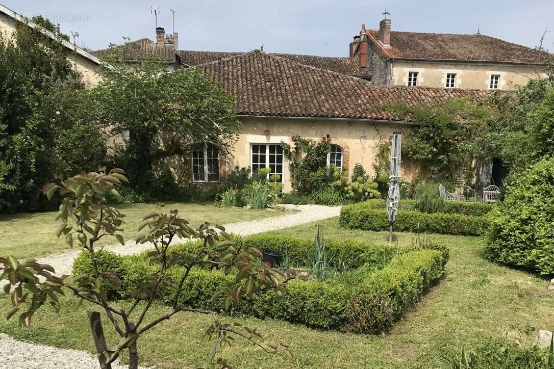 Maison à CHAMPAGNE-MOUTON