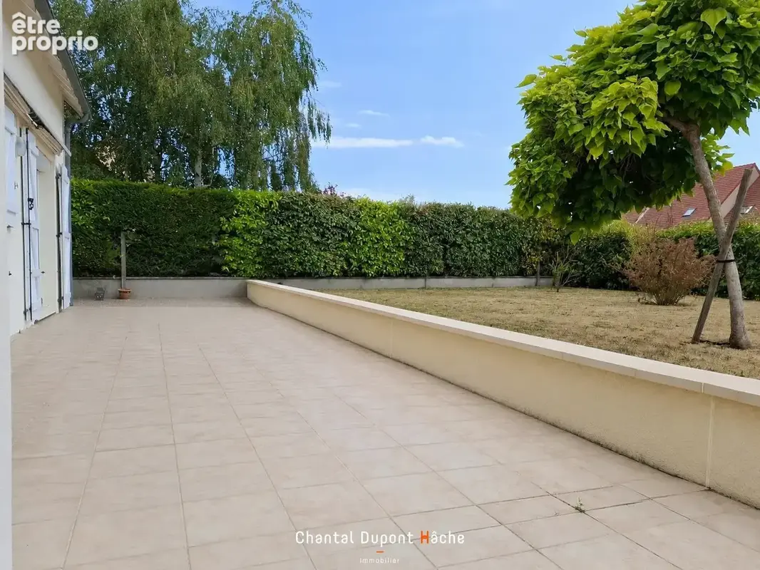 CHAMPHOL - Jolie maison traditionnelle, 4 chambres, vie de plain-pied, garage et jardin - photo 2