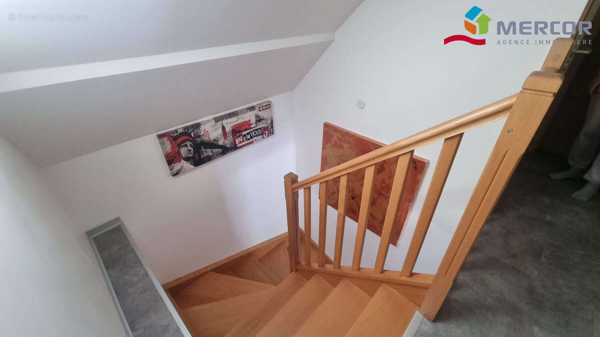 Escalier étage  - Appartement à NEUGARTHEIM-ITTLENHEIM