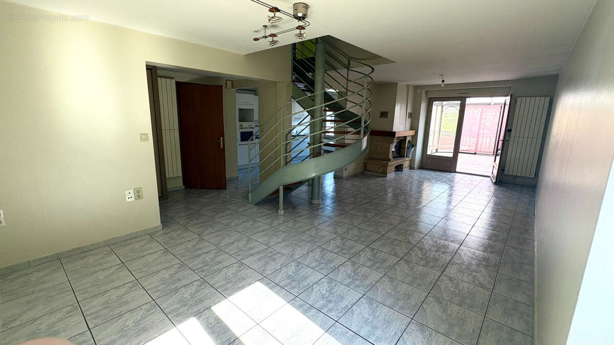 Appartement 245 m² à Rans  - photo 4
