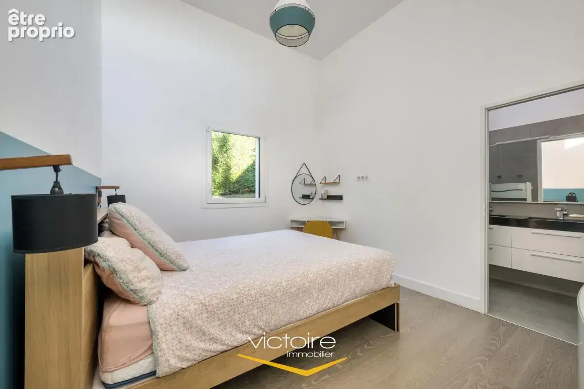 Bourgoin-Jallieu, Mozas – Maison contemporaine de 5ch, 166 m² avec vue incroyable, piscine chauffée et DPE B - photo 11