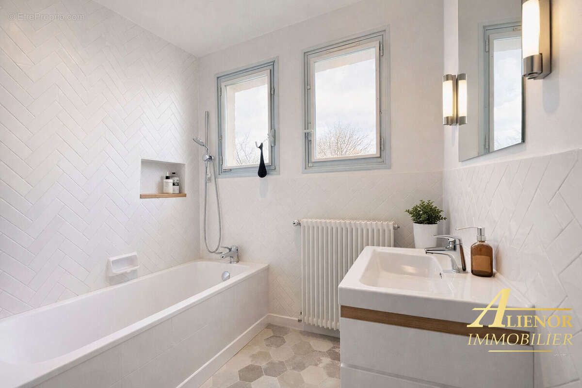 Maison à SAINT-LEON-SUR-L'ISLE