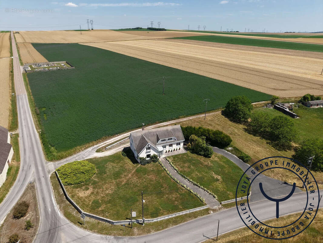 Maison à SAINT-LOUP-DE-BUFFIGNY
