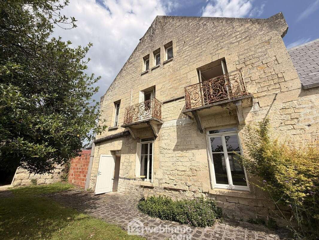 Jolie maison en pierres d'une surface habitable de 128 m² - Maison à ANIZY-LE-CHATEAU