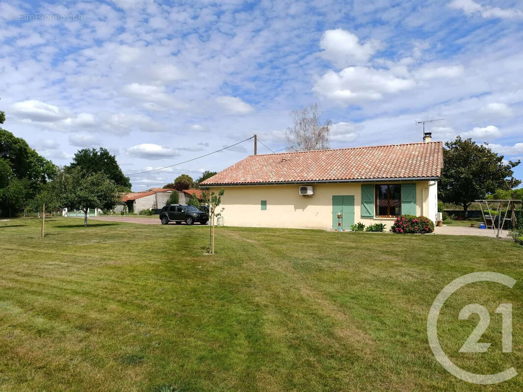 Maison 129 m² à Les Eglisottes-Et-Chalaures  - photo 12
