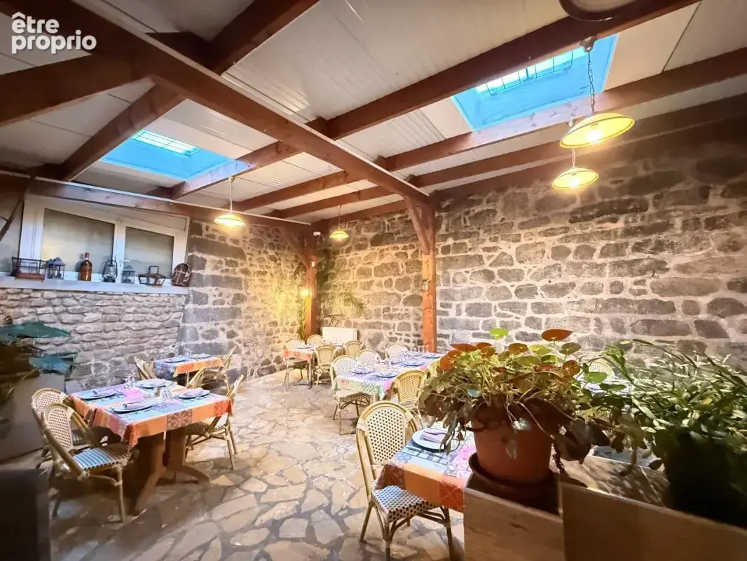 OPPORTUNITE ! Restaurant de caractère avec fonds et murs, adresse emblématique, à vendre au coeur de Guéret 415 000 € - photo 4