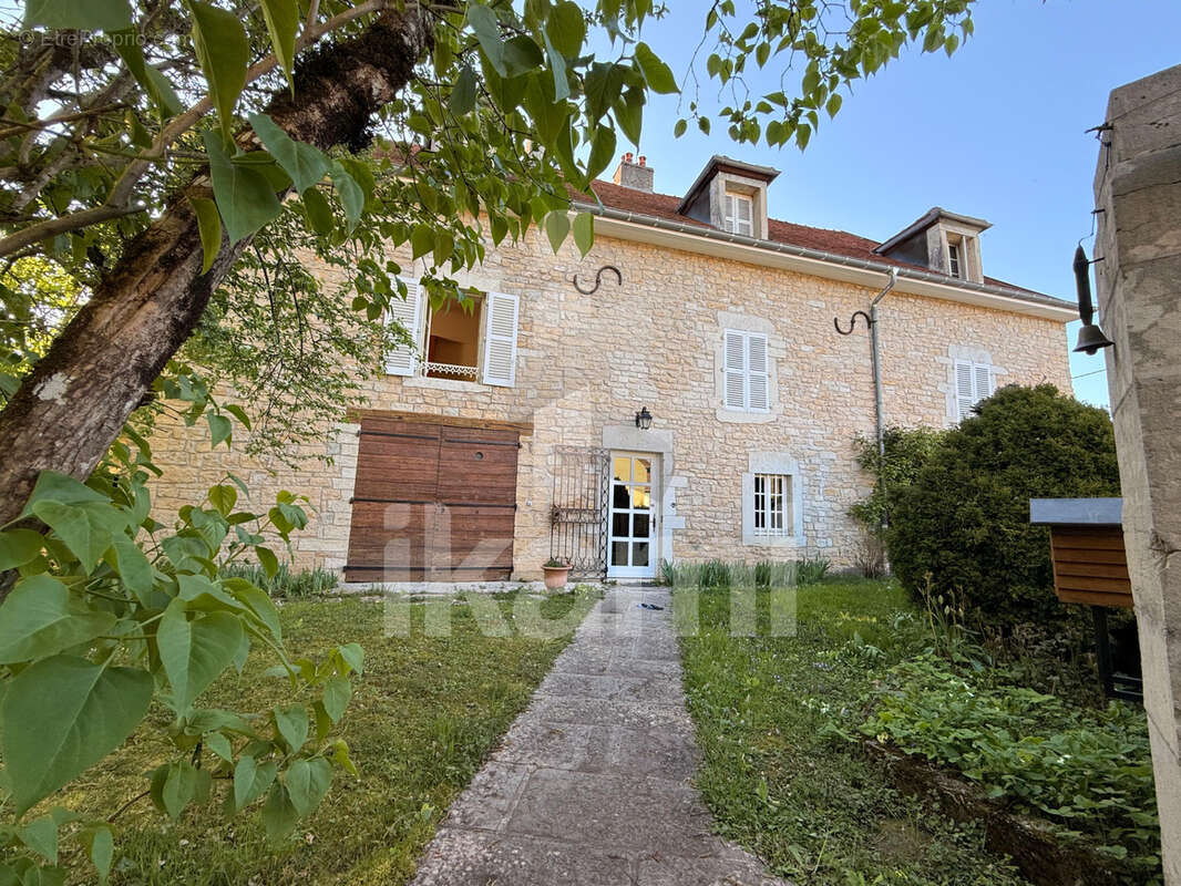 Maison à MONTAIN