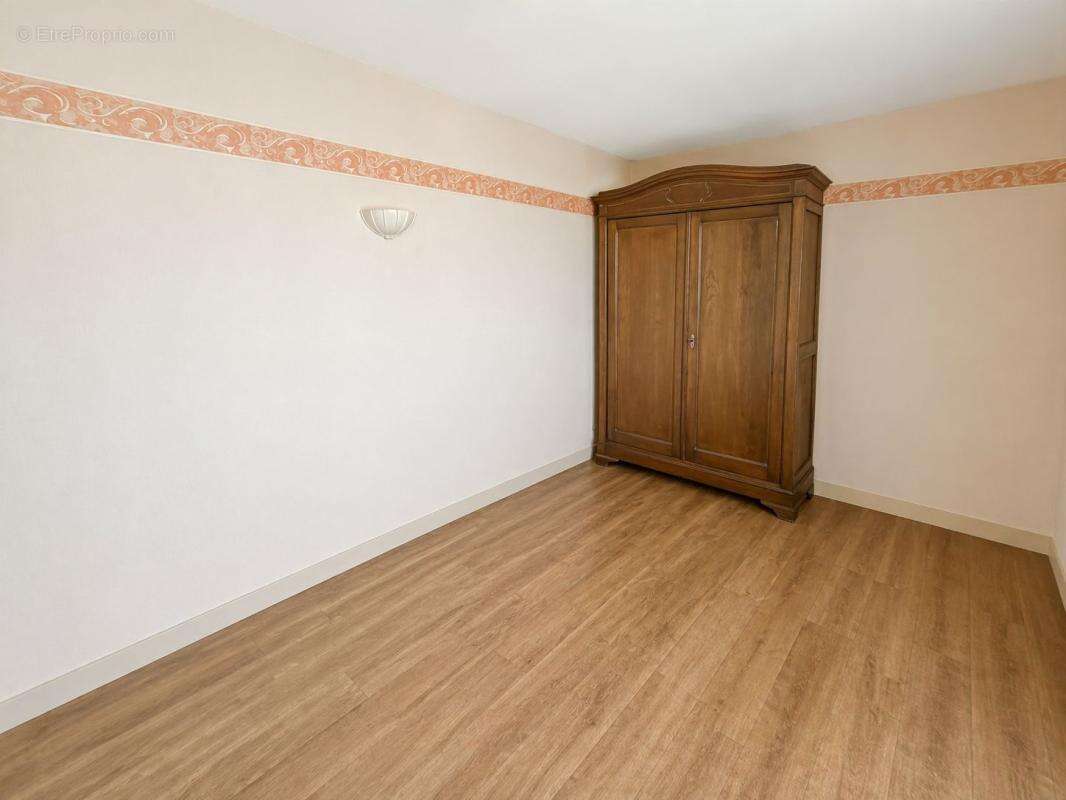 Appartement T3/T4 Orléans 71m²  Balcon & Vue 6e étage  Proche Tram & Commerces  Ravalement récent  Possibilité 3 chambres  Idéal - photo 6