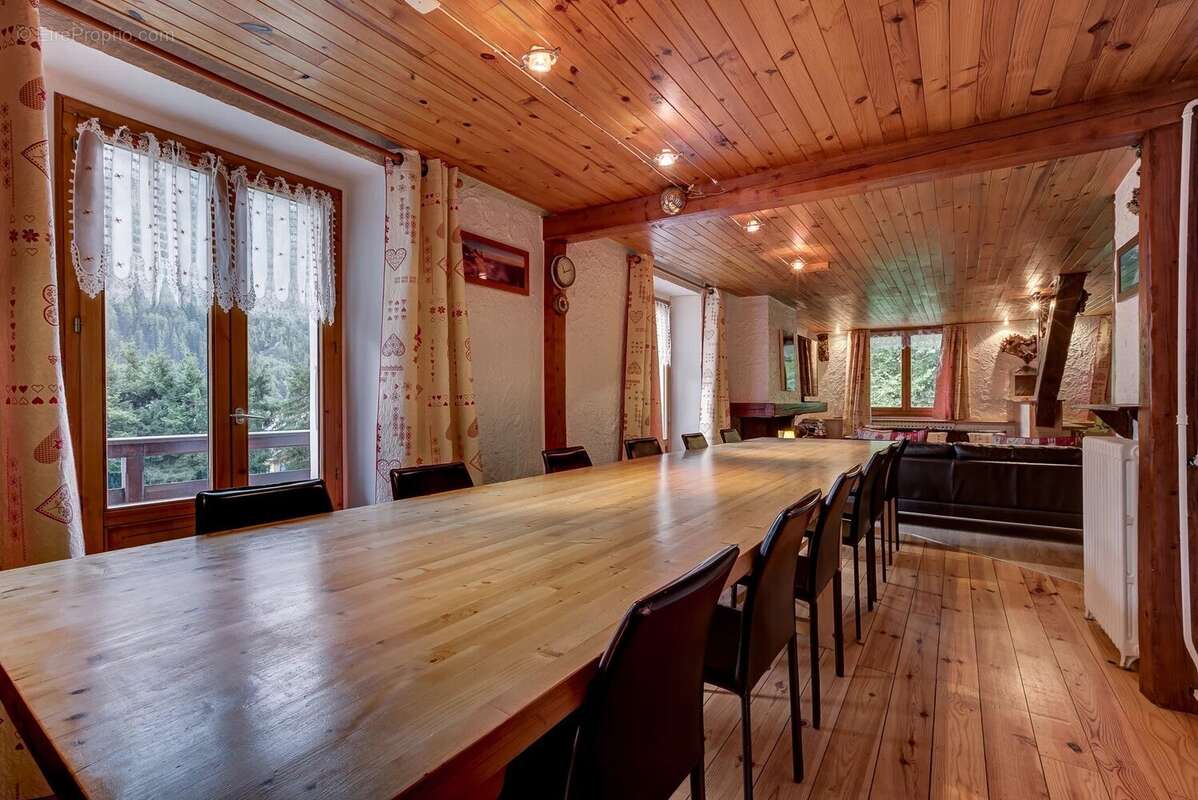 CHAMONIX - Grand chalet avec 9 chambres et beaucoup de potentiel - photo 5