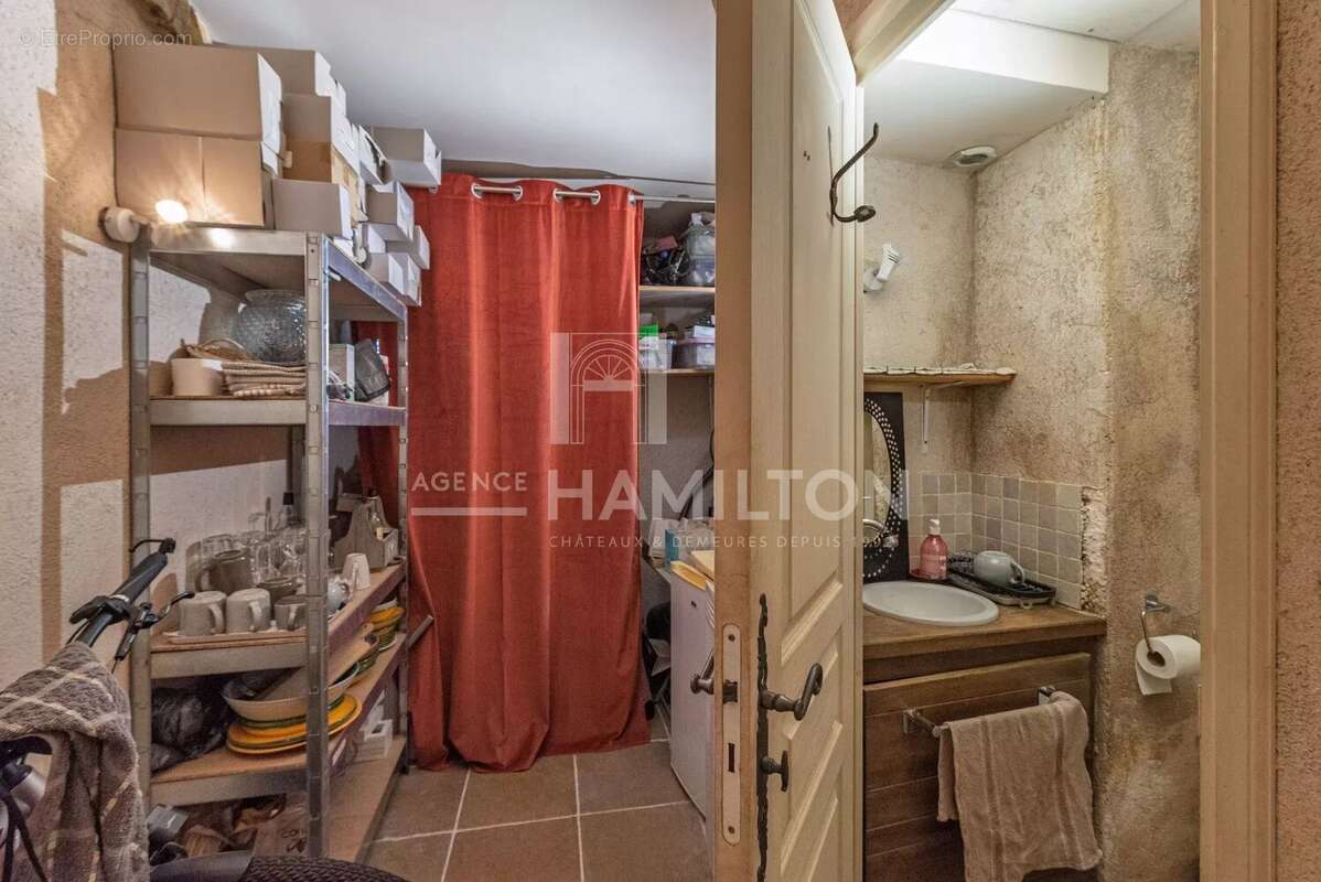 Commerce à VALBONNE