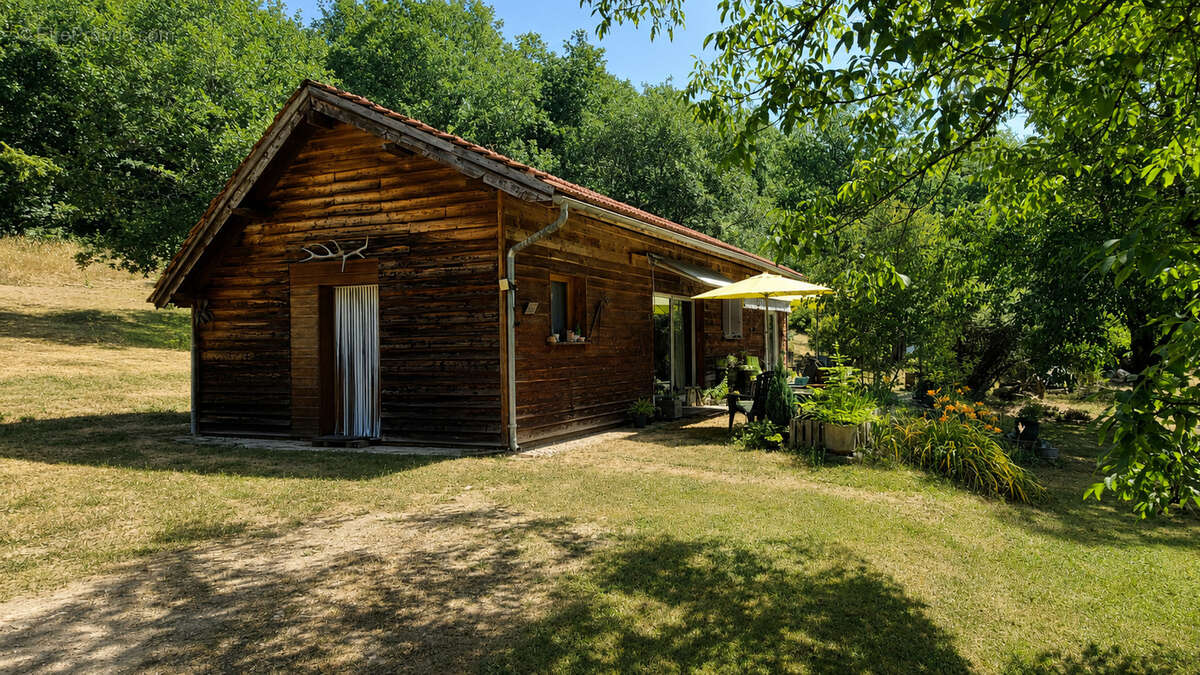 Ancien moulin en pierre, dépendances et près de 1,2 hectare dans un environnement privilégié - photo 12