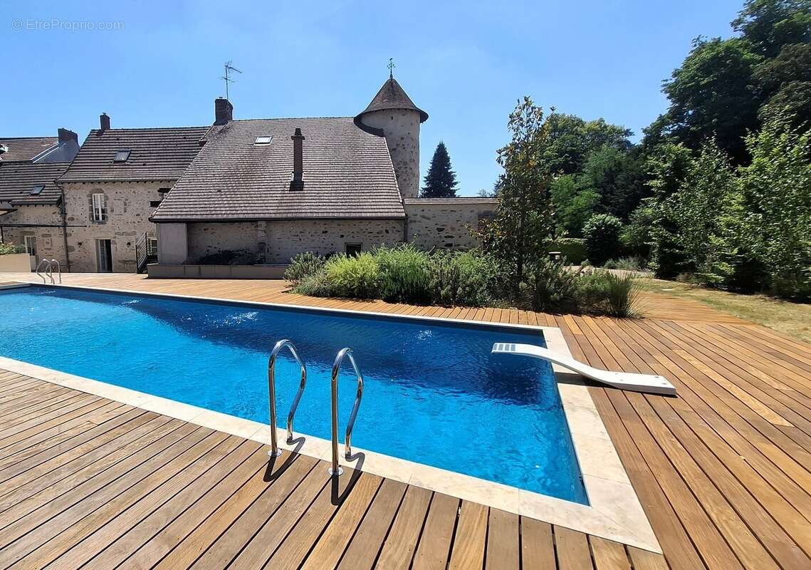 A vendre à Busset, très belle propriété de 11 pièces avec piscine et grange. - photo 29