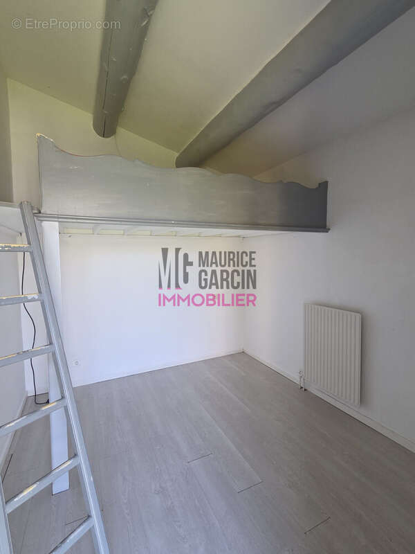 Maison à ENTRAIGUES-SUR-LA-SORGUE