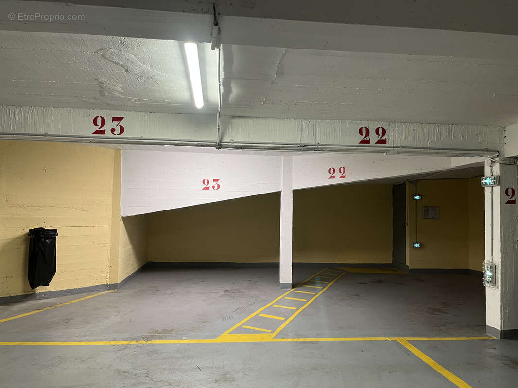 Parking à PARIS-18E