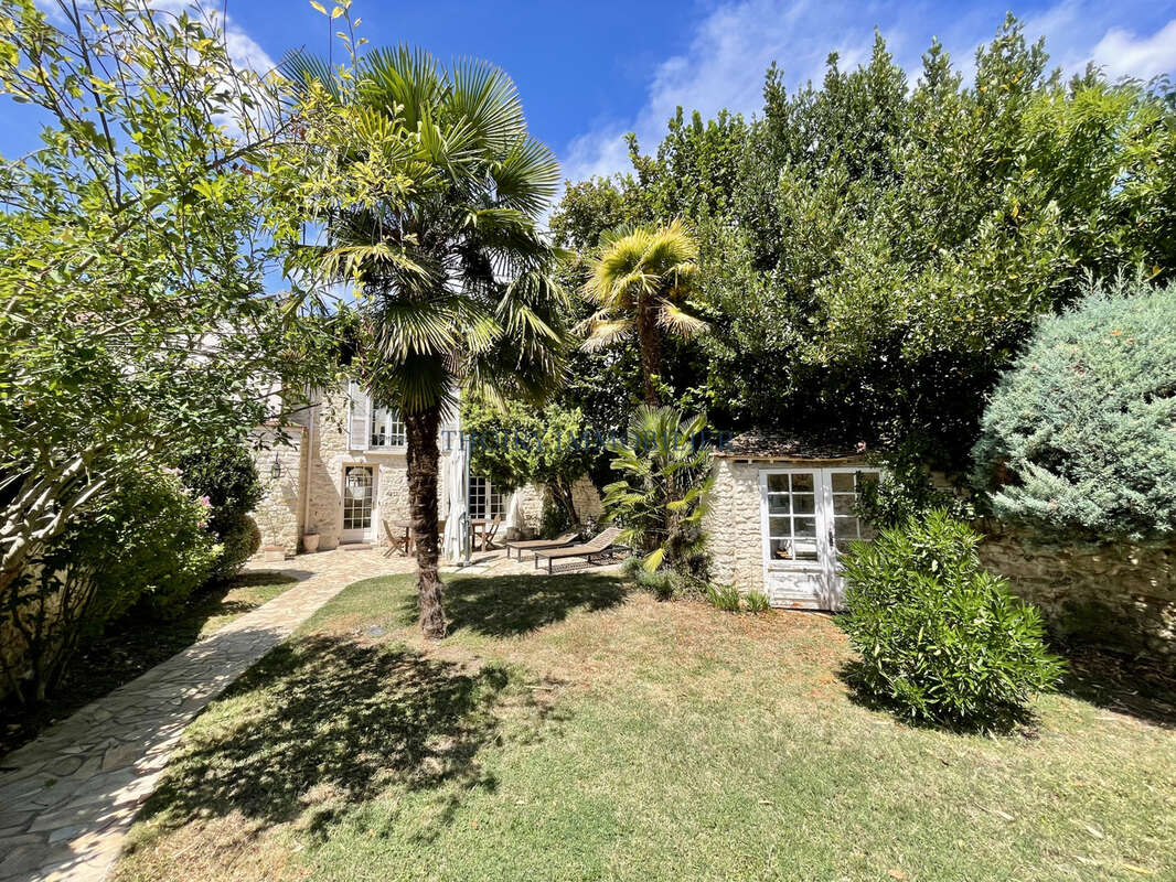 Maison ancienne de charme de 8 pièces sur 519 m2. - photo 3