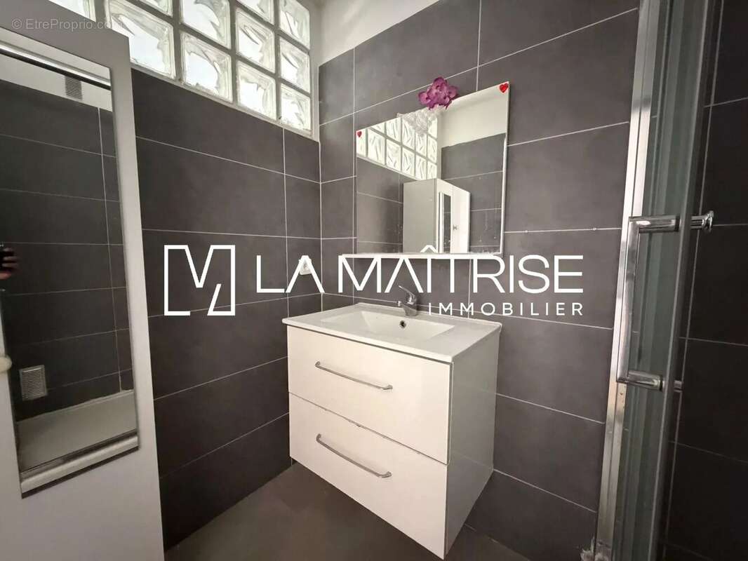 Appartement 77 m² à Marseille-5e  - photo 2