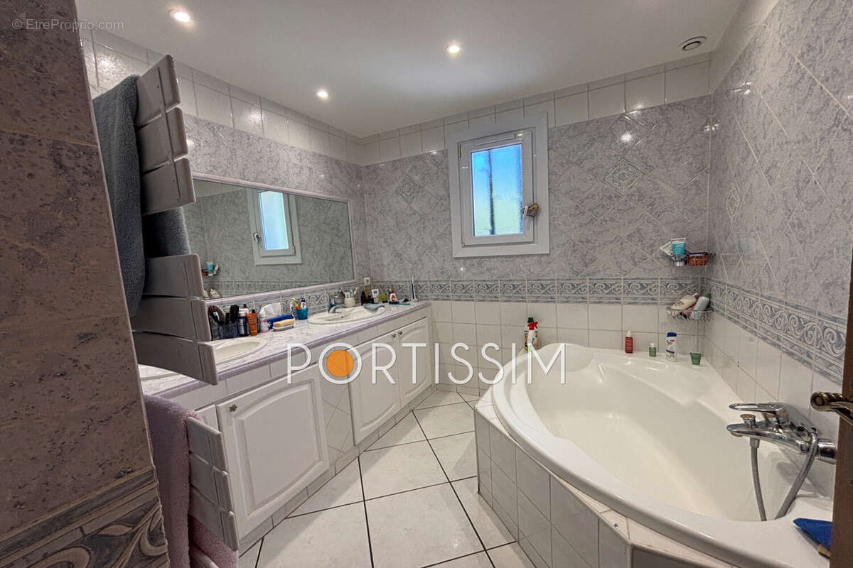 Maison 236 m² à Cagnes-Sur-Mer  - photo 9
