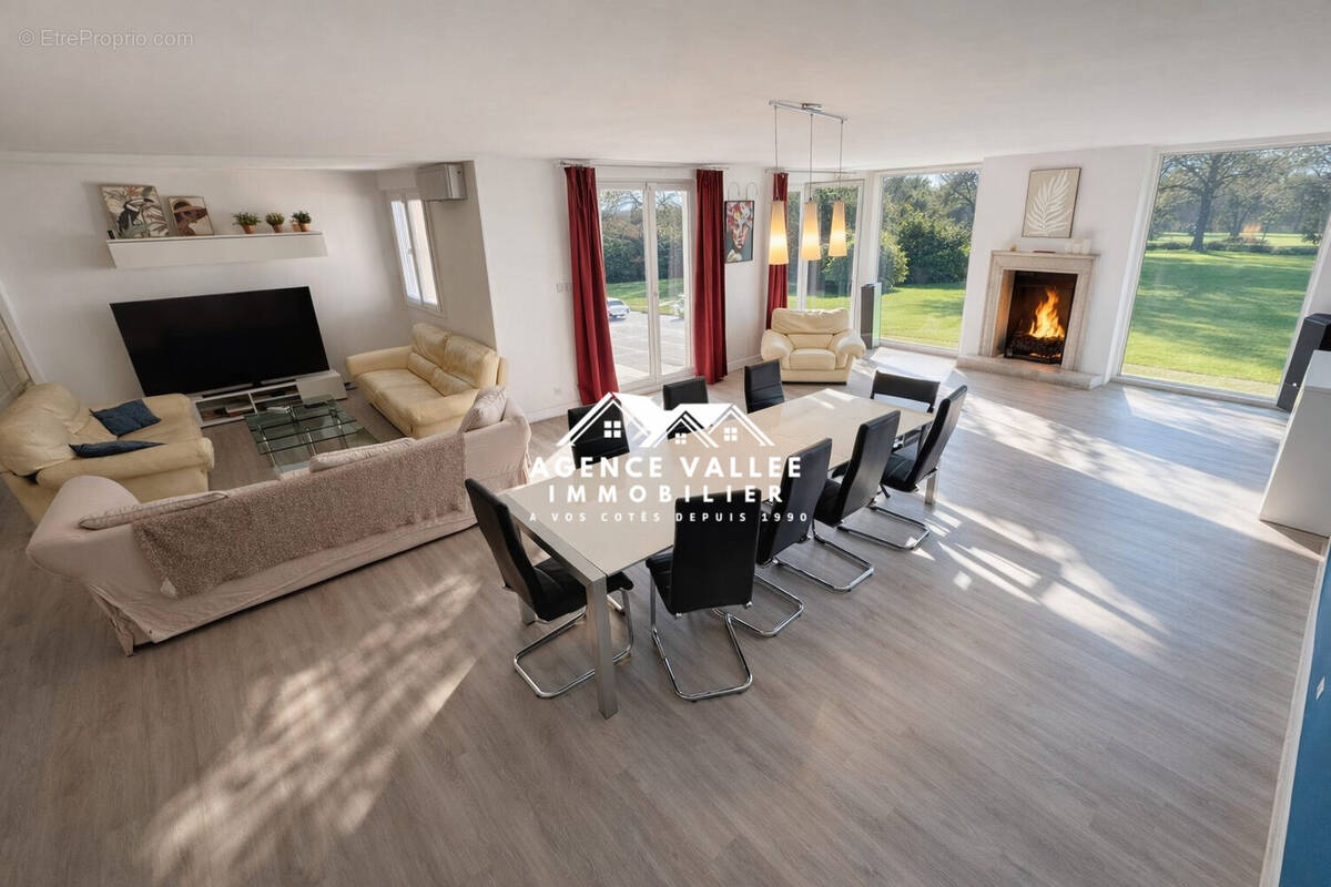 Salon / salle à manger 77 m² - Maison à SAINT-GERMAIN-LES-CORBEIL