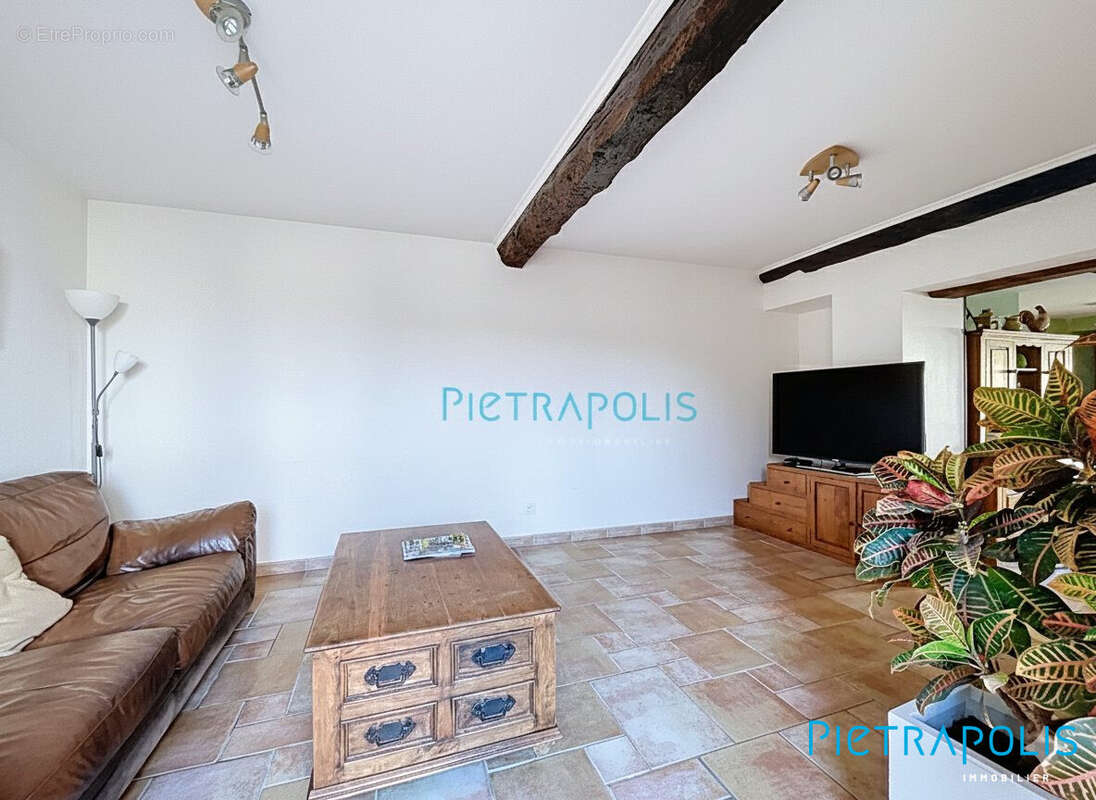 Aménagement virtuel avec murs peints en  blanc - Maison à SAVIGNEUX