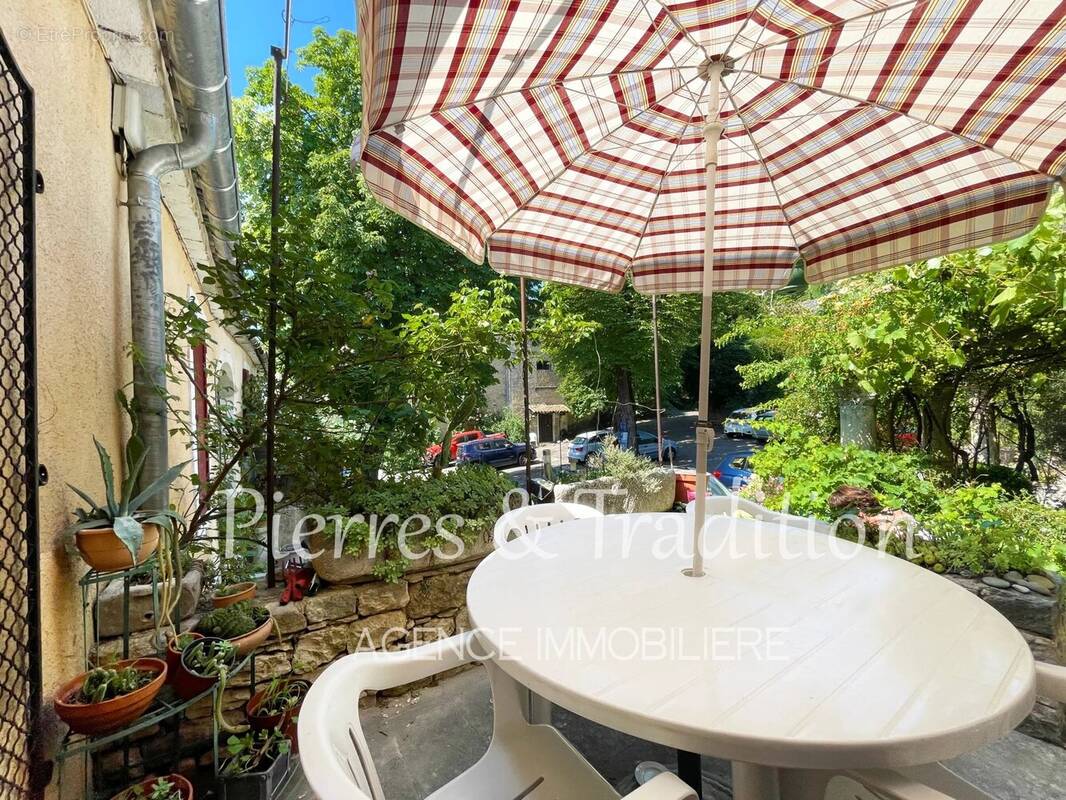 Luberon, Céreste, jolie maison de village avec terrasse - photo 4