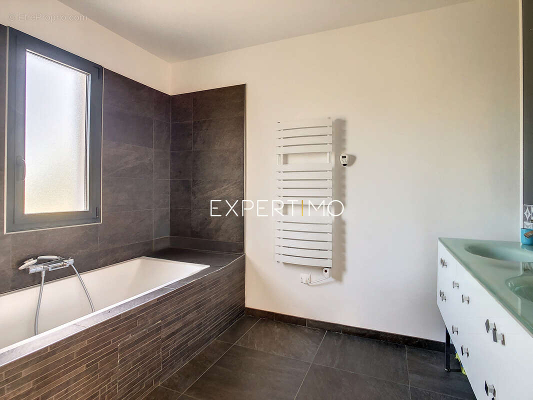 Ayguesvives, villa de 2014, 7 pièces159 m2 env. avec piscine, garage et terrain de 1540m2. - photo 13