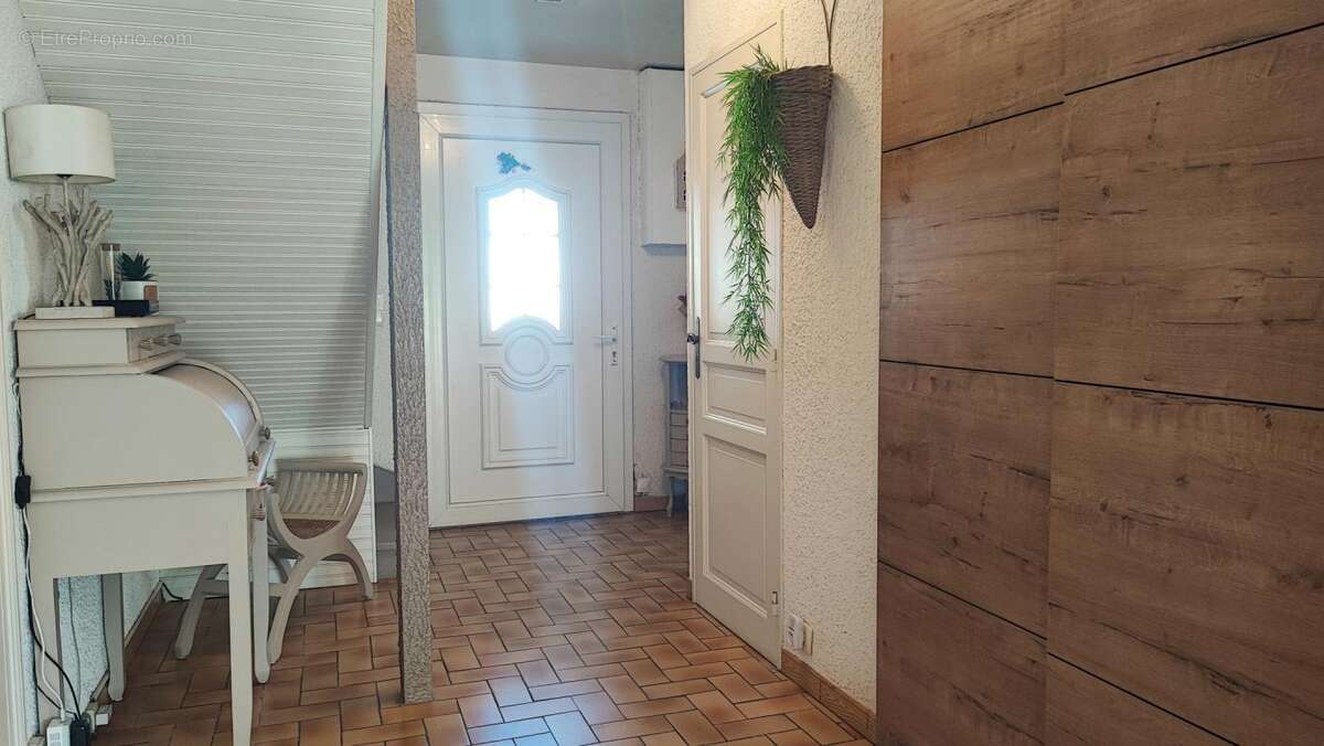 Maison à SAINT-LAURENT-DE-LA-SALANQUE