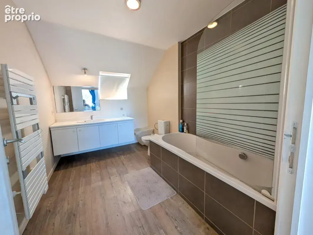 Mellé (35) : Longère de caractère rénovée (5 pièces) avec gîte indépendant, dépendances et potentiel d'aménagement - photo 13