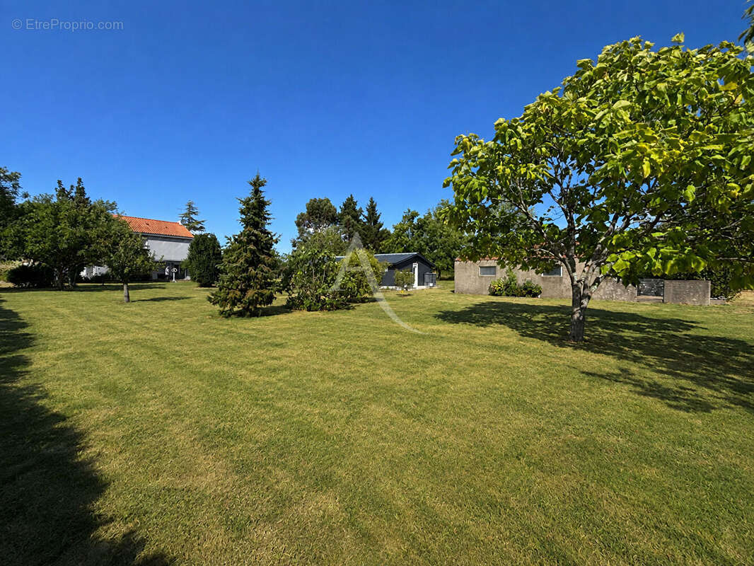 Maison Coueron avec grand garage et terrain - photo 10