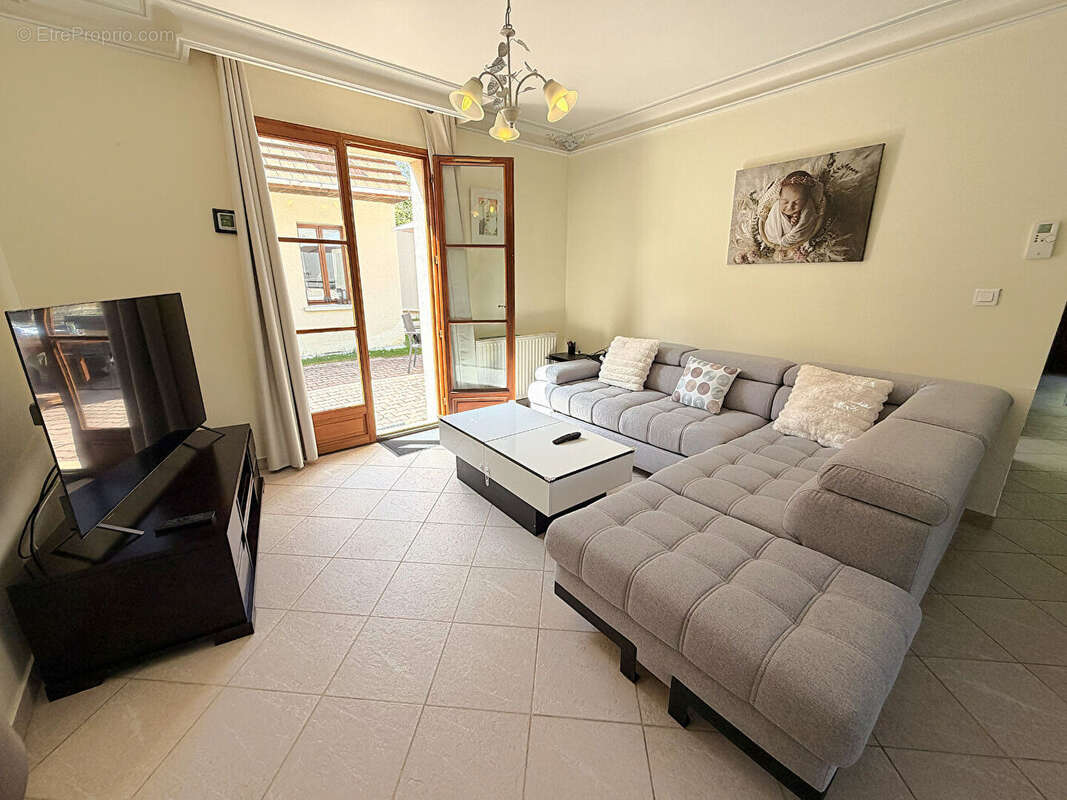 Charmante maison de 111 m2 avec dépendance - 5 pièces à Thiers-sur-Thève ! - photo 2