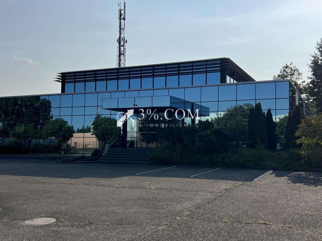 Ensemble Immobilier Bureaux de 375m2 + entrepôts de 3860m2 ( - photo 2