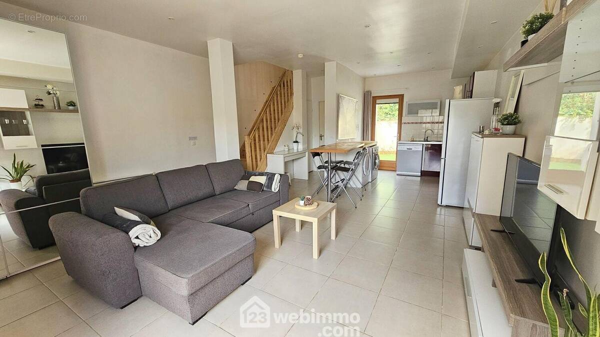 Une vue d'ensemble séjour avec sa cuisine ouverte, ses placards à l'entrée. - Maison à MILLY-LA-FORET