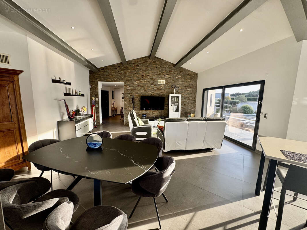 Maison à SAINTE-CECILE-LES-VIGNES