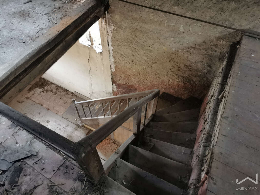 Maison en Pierre, Fort potentiel +300 m2 cave, garage, à restaurer entièrement - photo 14