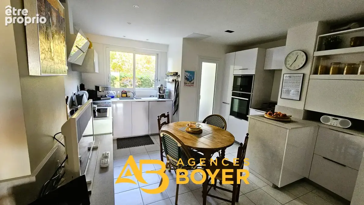 Appartement T4/5 Au coeur du village de BANDOL dans résidence sécurisée avec ascenseur. - photo 4