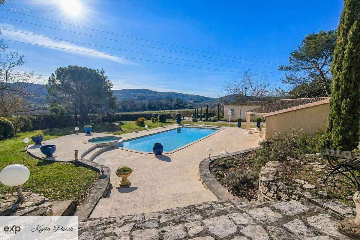 villa sur Rognes, proche du Luberon et Aix-en-Provence avec jardin, piscine et vue- Kyela Puech, exp luxury - Maison à ROGNES