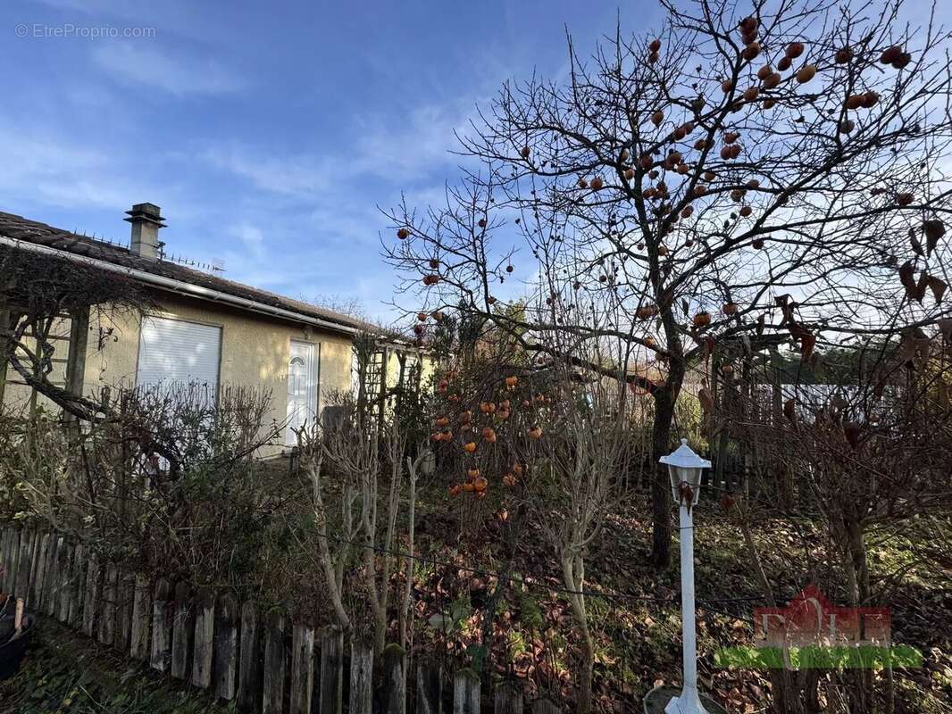 MONSTEROUX-MILIEU, Villa de plain pied T5 de 140m² avec un terrain de 1004m². - photo 9