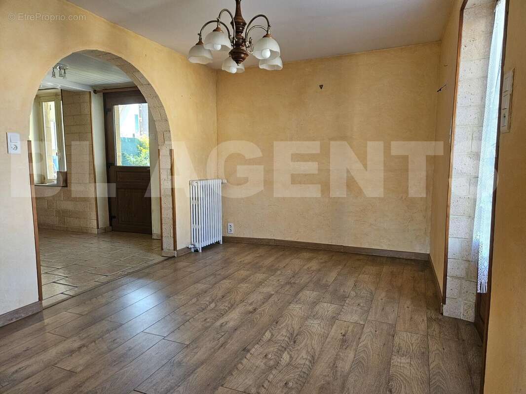 20250402_171727 - Maison à VOUZIERS