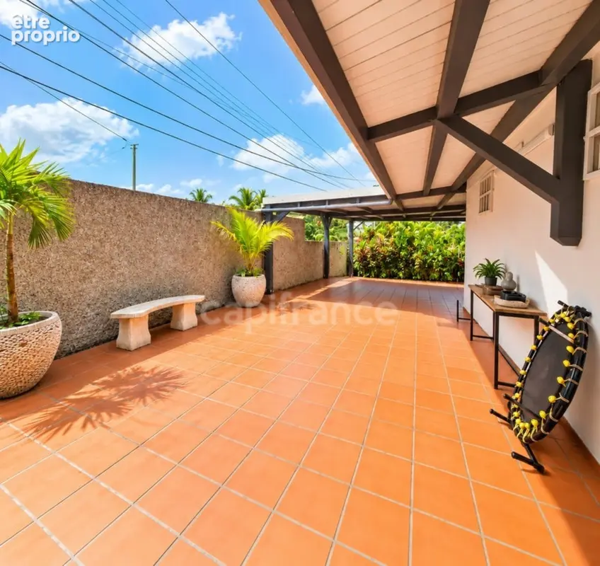 A vendre - Fort de France Quartier Didier -  Villa T6 avec jardin, terrasse, carbet et piscine - photo 16