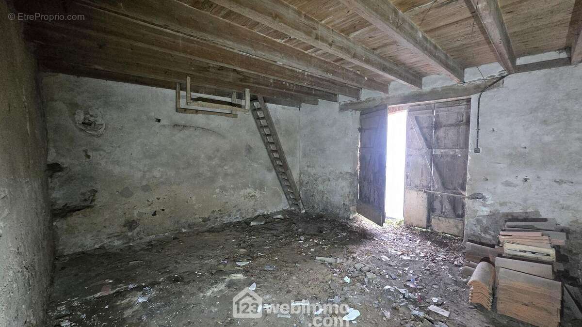 Le rez de chaussé actuel avec sol en terre battue.