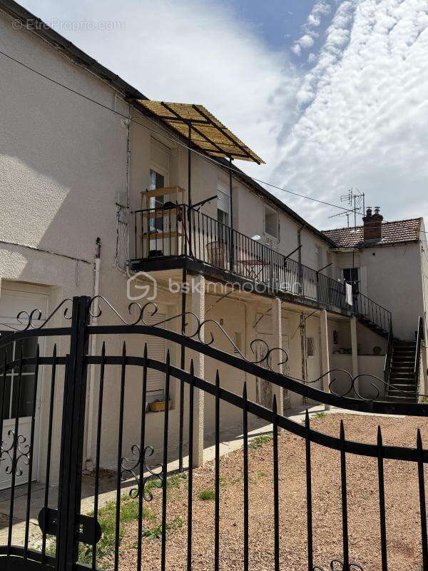 Roanne, immeuble de rapport 7 appartements - 6 garages - caves -Proche centre, entièrement rénové - photo 2