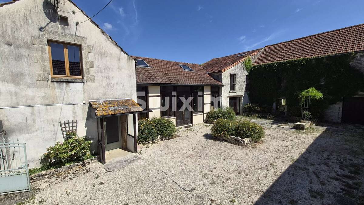 Maison à NOYERS