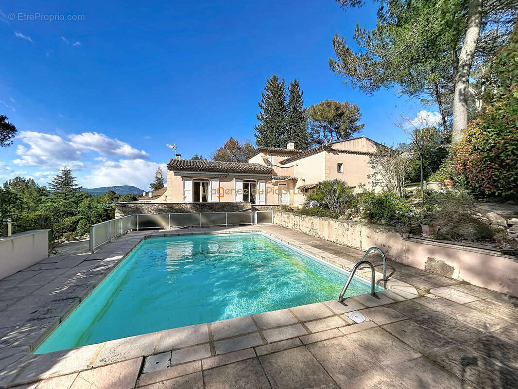 Maison à SAINT-CLEMENT-DE-RIVIERE