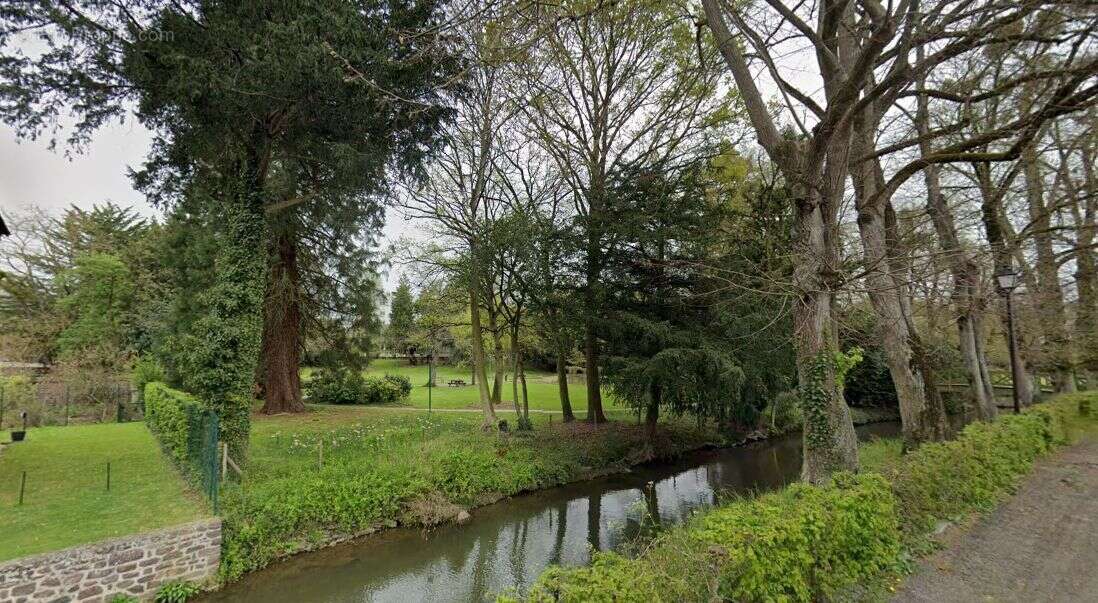 Terrain à MONTFORT-SUR-MEU
