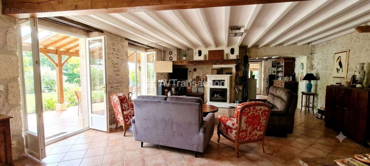 Maison 243 m² à Saint-Seurin-De-Cadourne  - photo 8