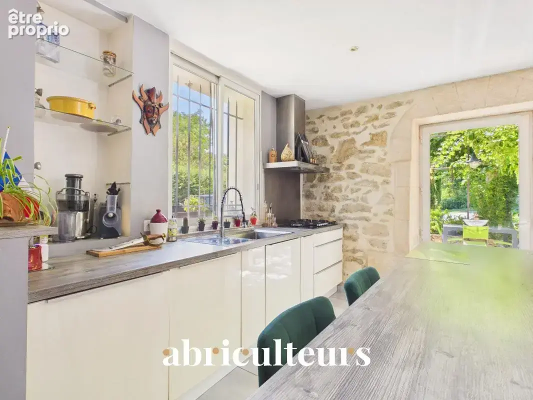 Mas provençal rénové de 249 m² avec dépendance en vente à Grans (13450) - photo 11