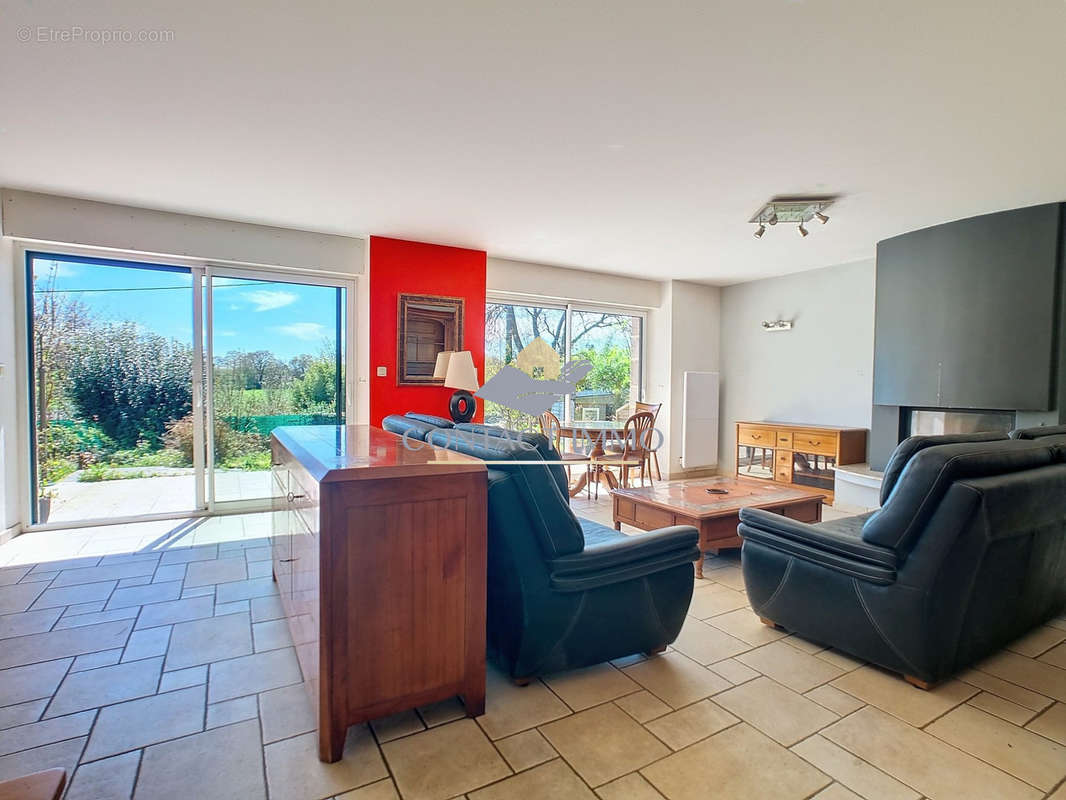 maison 1 - salon avec cheminée  - Maison à SAINT-CARADEC-TREGOMEL