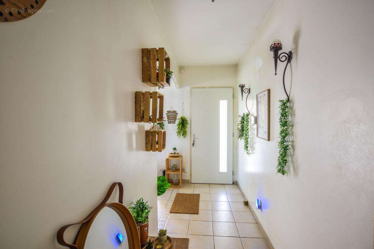 Maison à Vendre à Rochefort du Gard, 5 chambres, piscine - photo 4