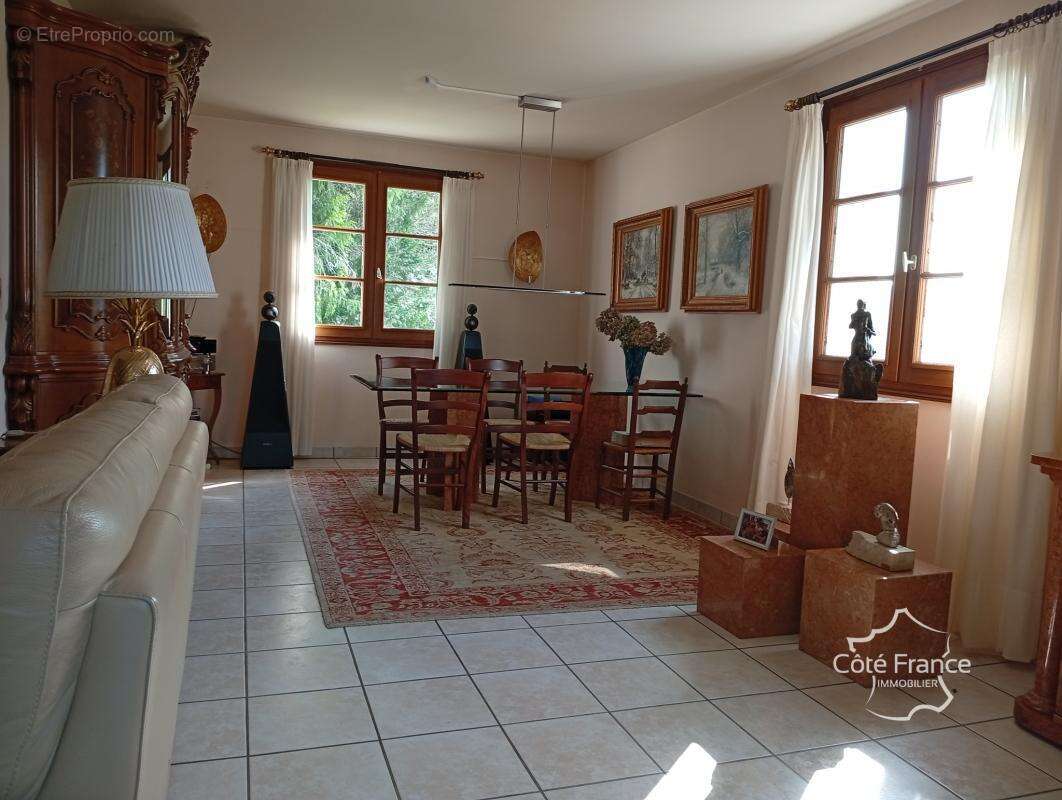 Maison à LA ROCHE-CANILLAC