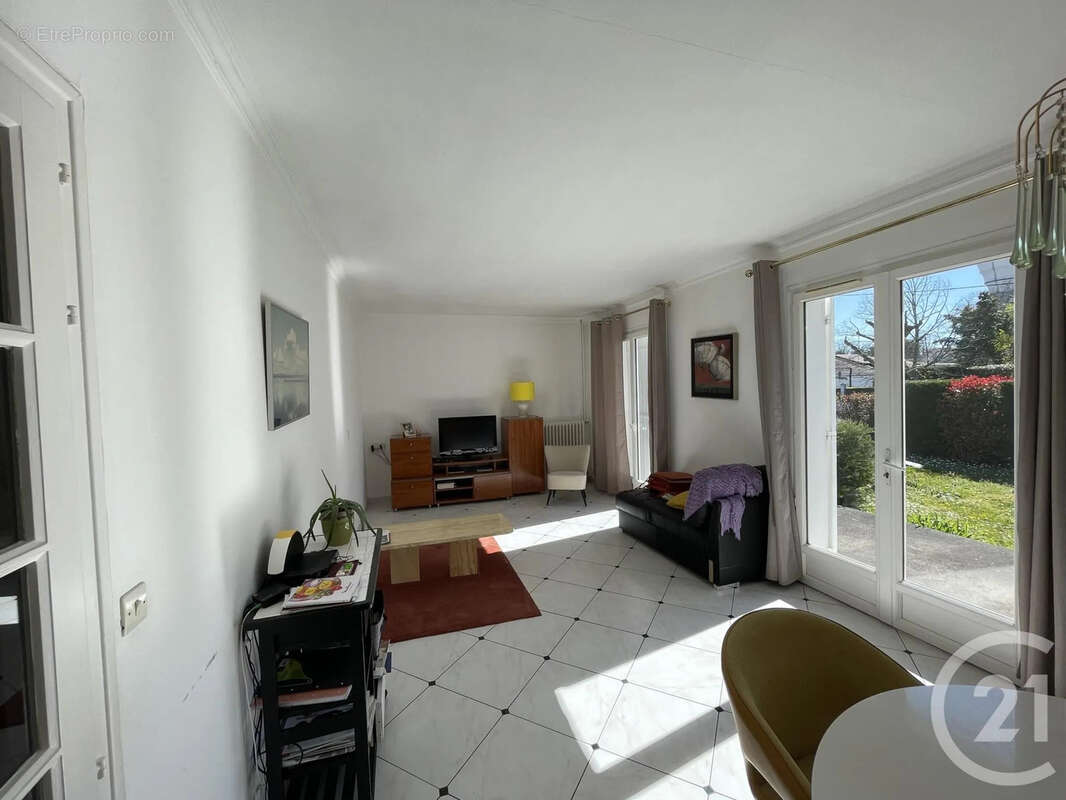 Maison à COUTRAS